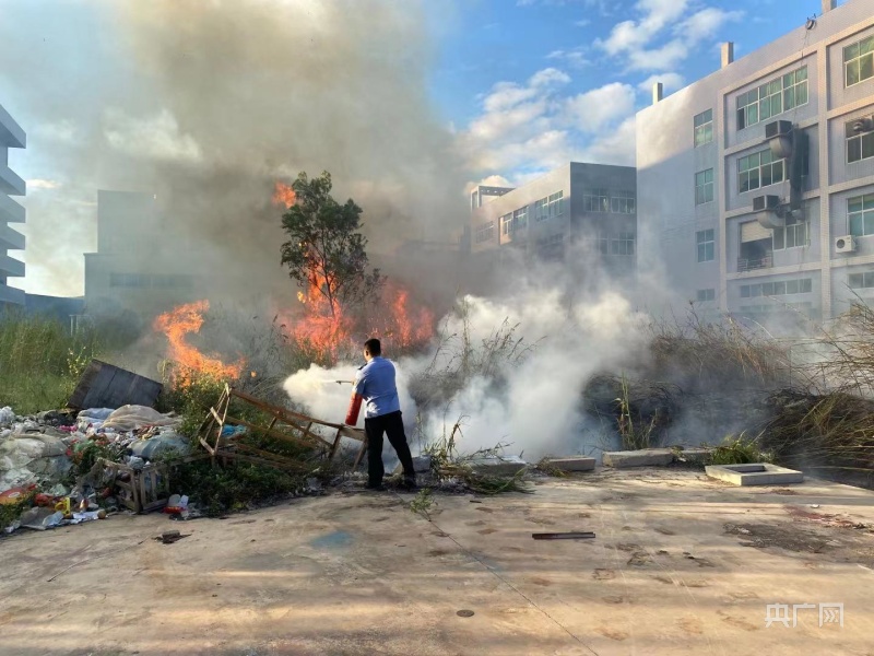 霞美派出所值班民警灭火现场（央广网发 南安市霞美派出所供图）